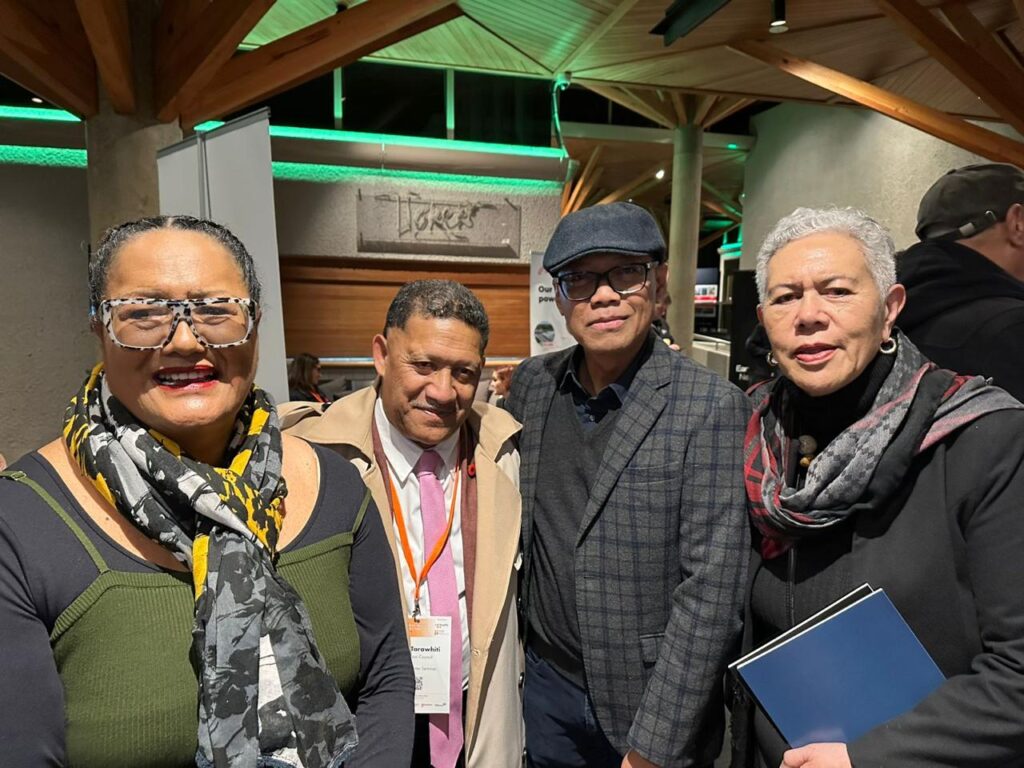 Following the presentation from the Indonesian Ministry of Energy and Mineral Resources, in a heartfelt exchange, PINZ Strategic Advisor Pak Ahmad Yuniarto met with the Māori Contingent to discuss the social inclusion challenges and opportunities in both Indonesia and New Zealand (Photo: PINZ).